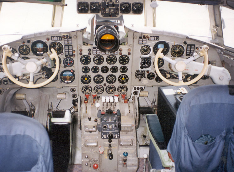 Кабина экипажа самолёта Ил-18