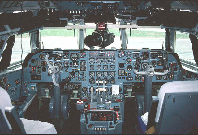 Кабина экипажа самолёта Ил-76